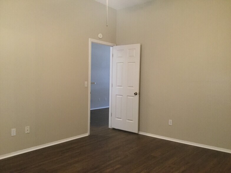 Building Photo - 541 Coventry Ct