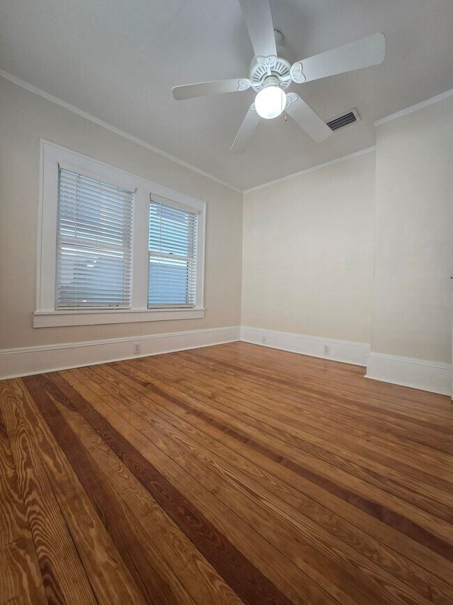 Building Photo - C1122 Woodbury Row