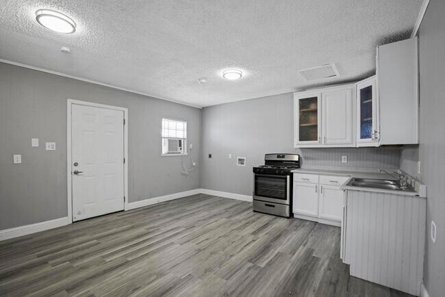 Building Photo - 62 Pershing Dr
