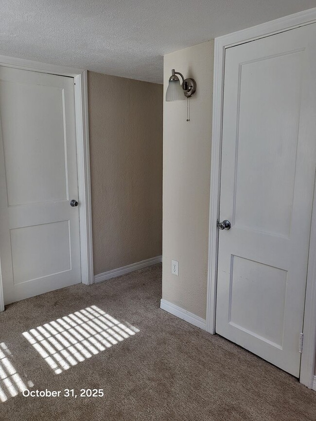 Building Photo - (2) Bed/(2) Bath w/ Must-See Updates Avail...