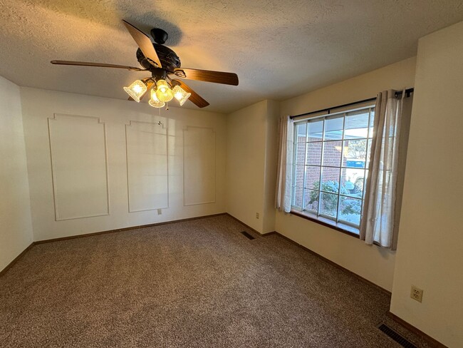 Building Photo - 3 bed, 2 bath, 2 car with 2 extra living s...