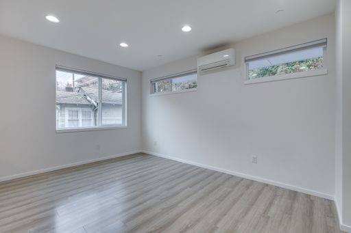 Building Photo - Queen Anne West Townhome with A/C Available Now!