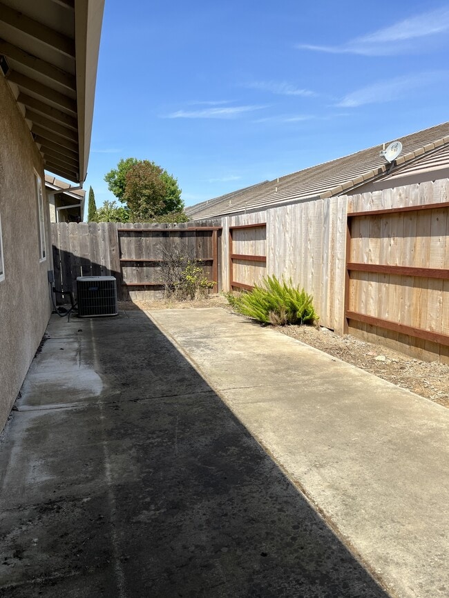 Building Photo - 1029 Courtyard Dr