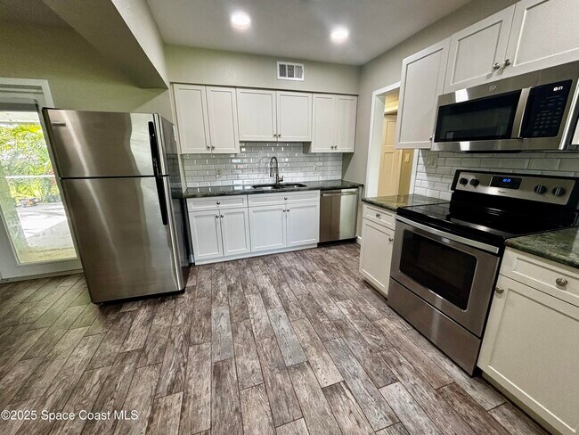 Building Photo - 1525 Island Dr