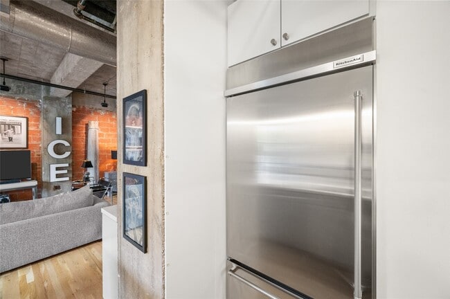 Building Photo - 204 Travis St