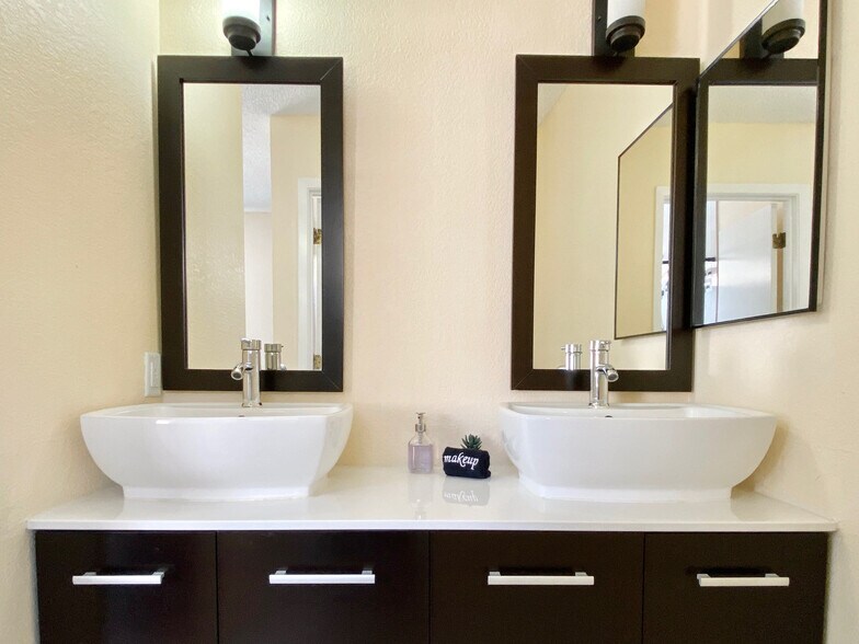 Building Photo - 1825 Sierra Highlands Dr