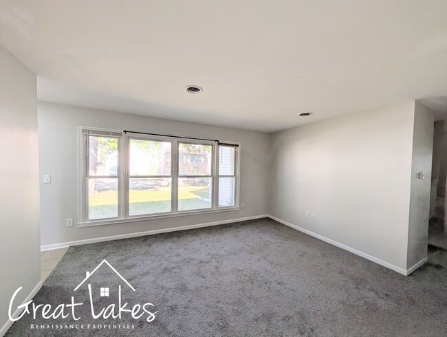 Building Photo - Lovely 3 Bedroom 1 Bathroom now available ...