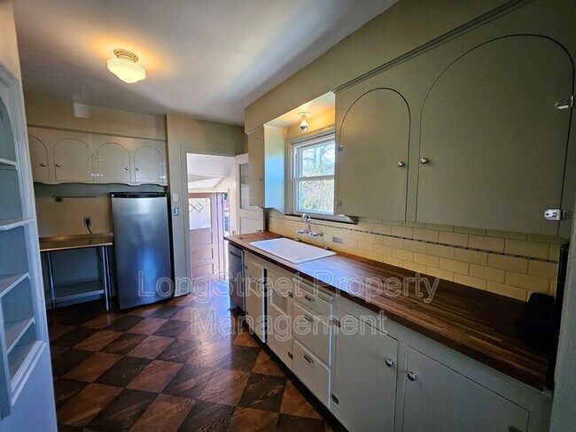 Building Photo - 224 N Russet St