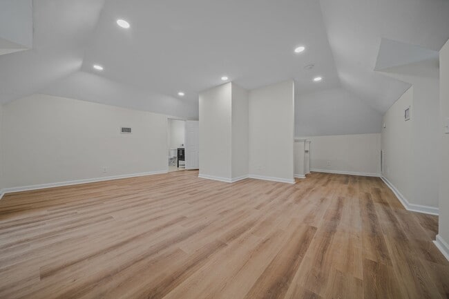 Building Photo - Spacious & Recently Renovated 4 Bedroom Home Available Now!!