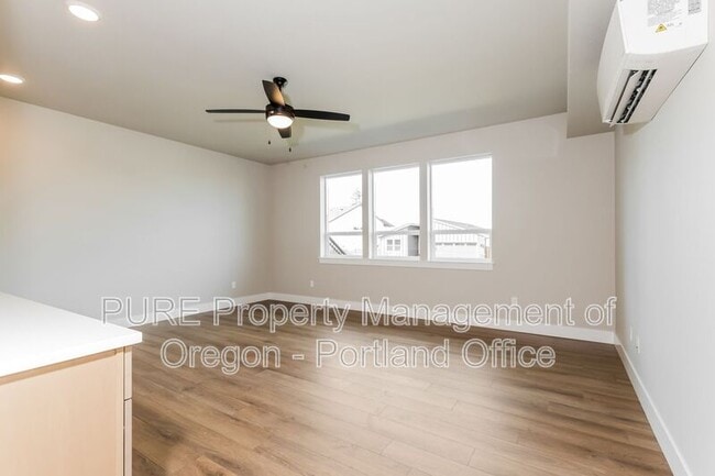 Building Photo - 2659 NE Justus Ave