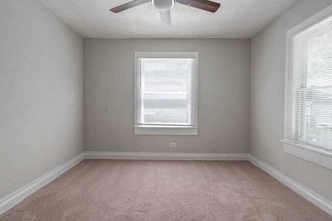 Building Photo - 303 Raynor St