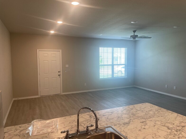 living space - 2209 Greystone Dr