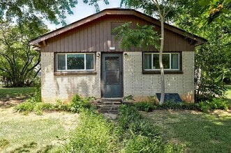 Building Photo - 4001 Meadowview Dr