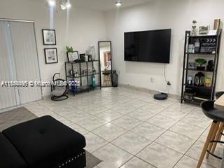 Building Photo - 10379 N Kendall Dr