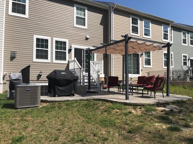 back yard/patio/gazebo - 624 Heathland Trl