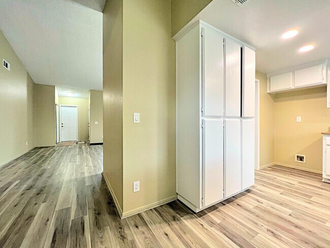 Building Photo - 2826 San Ramon Dr