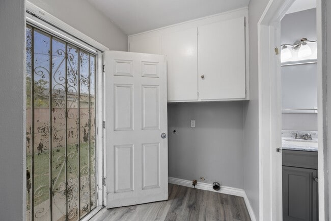 Building Photo - 13921 Daphne Ave