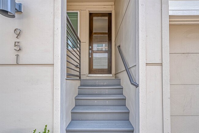 Building Photo - 951 W 17th St
