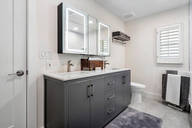 Building Photo - 2021 NW 3rd Ave