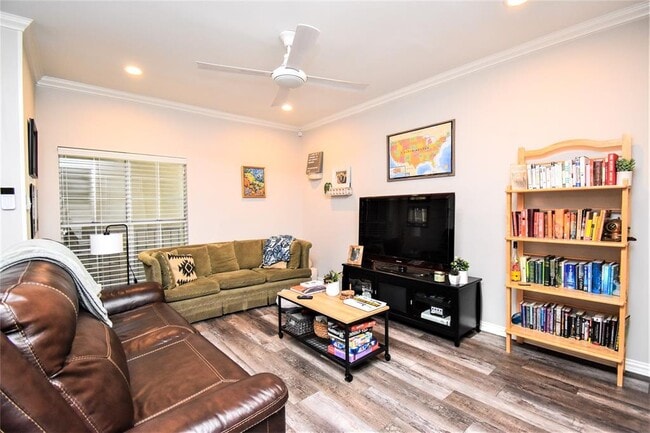 Building Photo - 921 Marine Dr