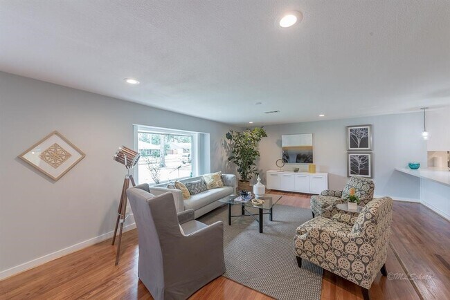 Building Photo - 10058 Larston St