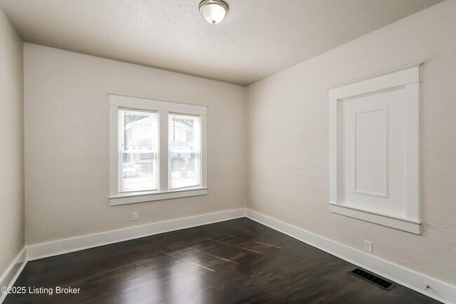 Building Photo - 637 Lindell Ave