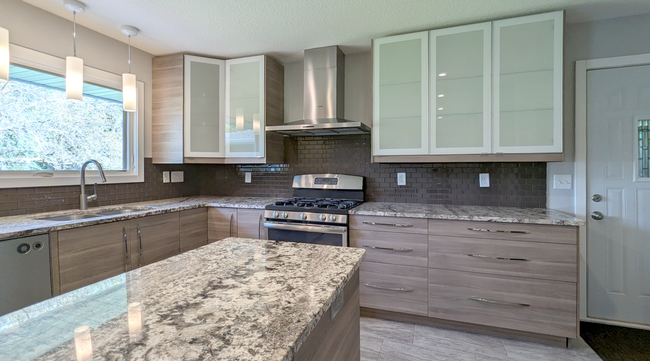 Building Photo - 2621 OAKRIDGE DR SW