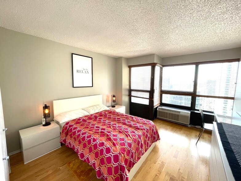 Building Photo - 30 E Huron St