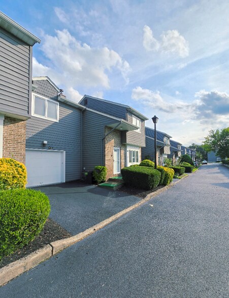 Building Photo - 821-21 Creek Ct