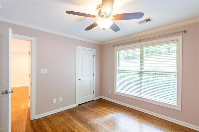 Building Photo - 3014 Skyland Dr NE