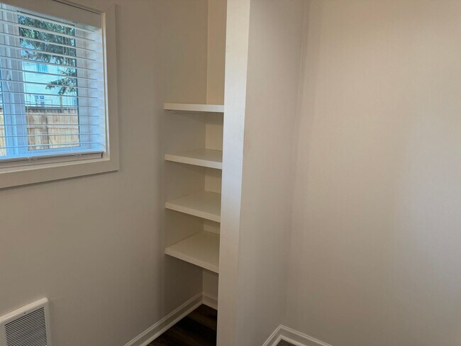 Building Photo - Updated 3 bedroom 2 bathroom duplex in his...