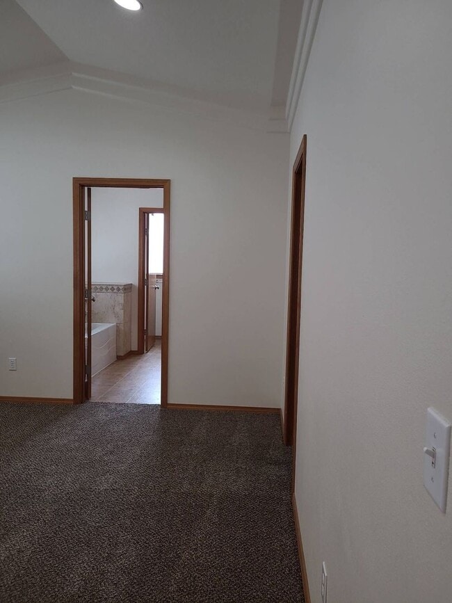 Building Photo - Cove West Neighborhood- Private Beach, Par...