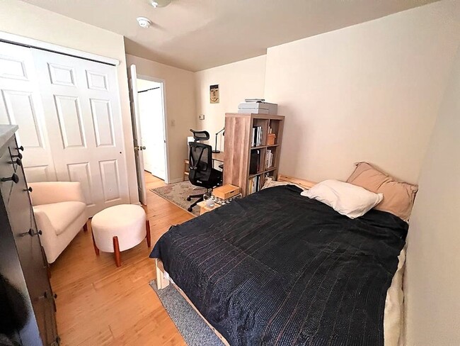 Building Photo - Beautiful bi-level apartment located at 84...