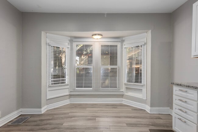 Building Photo - 915 E 29th St