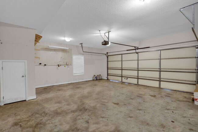 Building Photo - AVAILABLE LATE JULY 2025 (PET FRIENDLY)