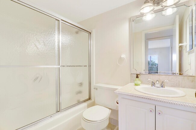 Building Photo - 18081 SE Country Club Dr