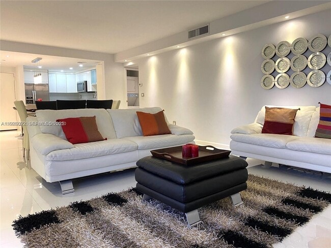 Building Photo - 3731 N Country Club Dr