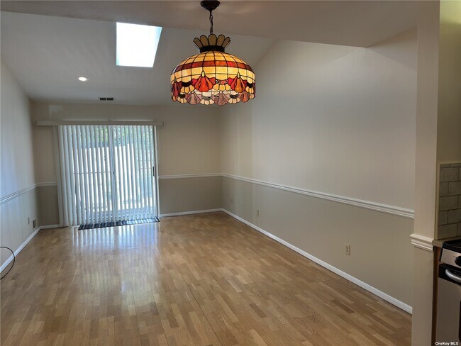 Building Photo - 12 Sandy Hill Rd