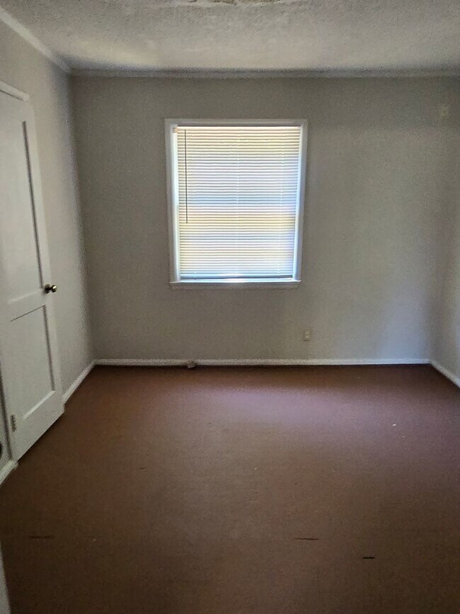 Building Photo - 2833 Wesley Dr