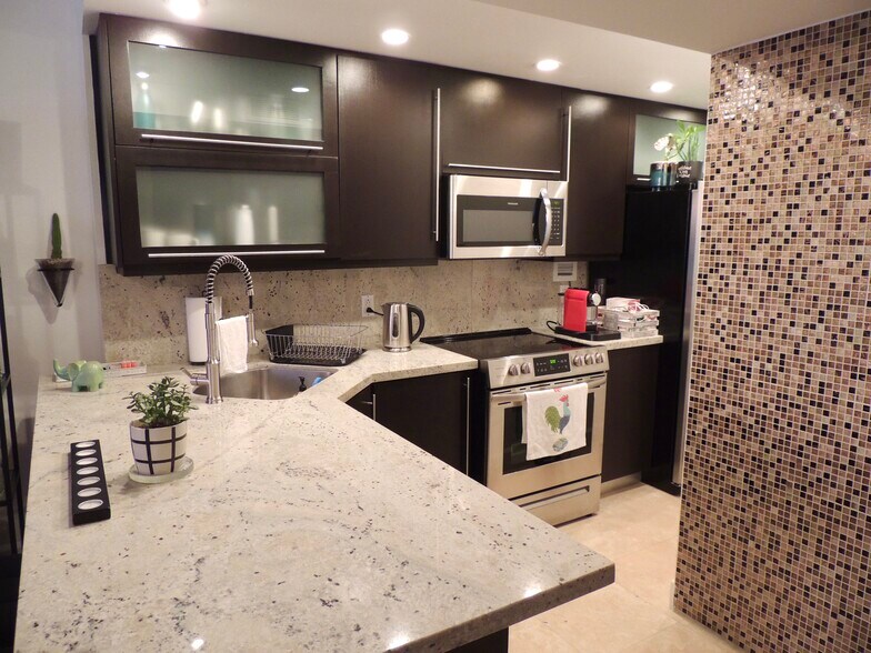 Kitchen - 1000 West Ave