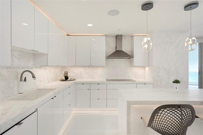 Building Photo - 5959 Collins Ave