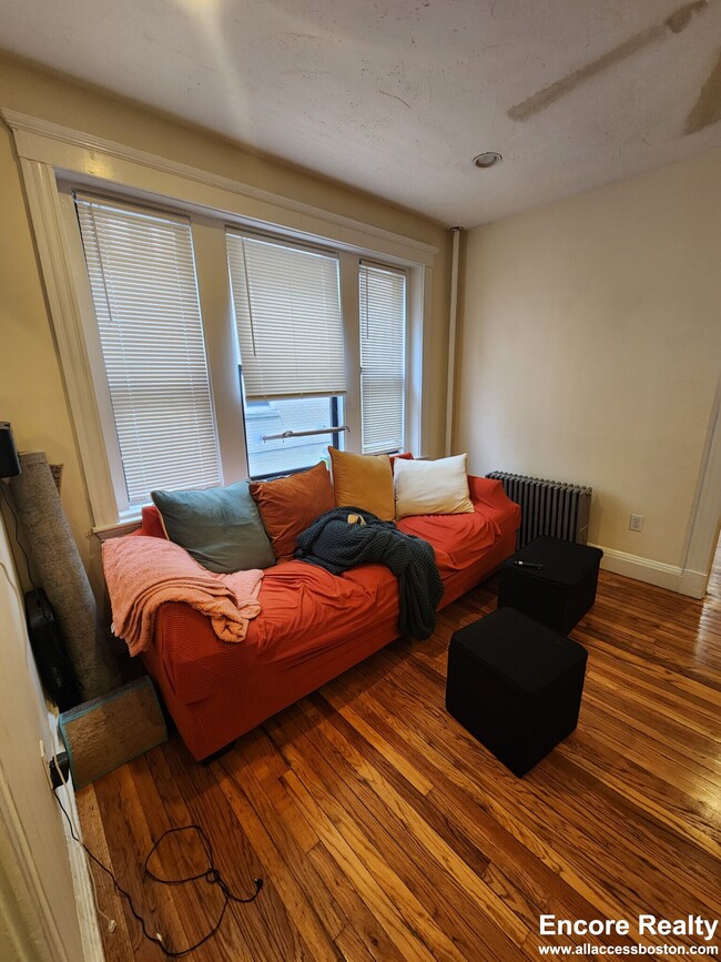 Building Photo - 240 Kelton St