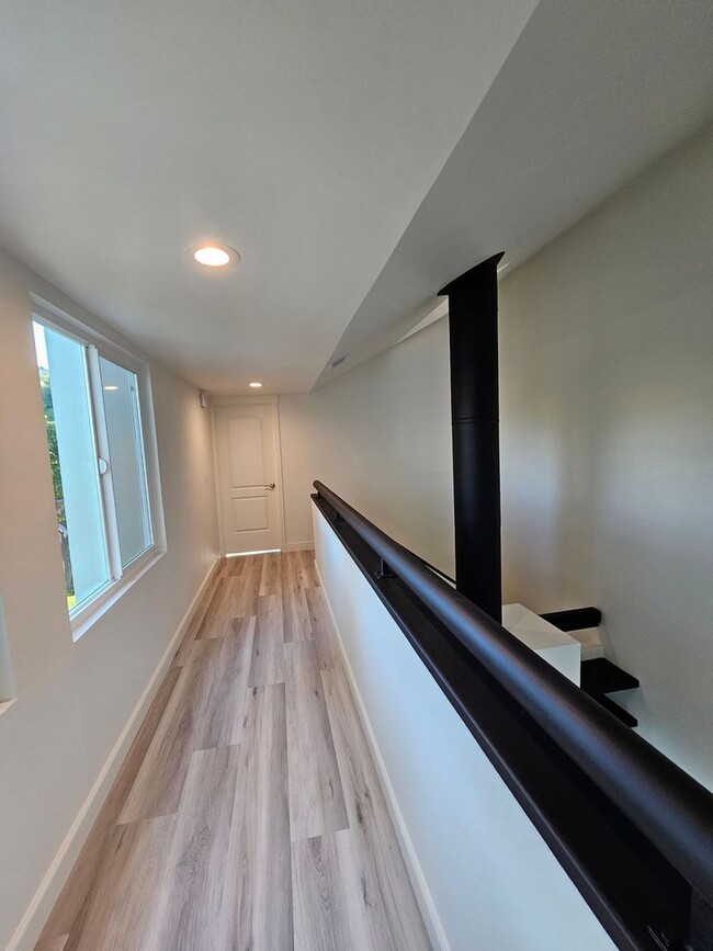 Building Photo - Gorgeous COMLETELY RENOVATED 3 Bed/2.5 Bat...