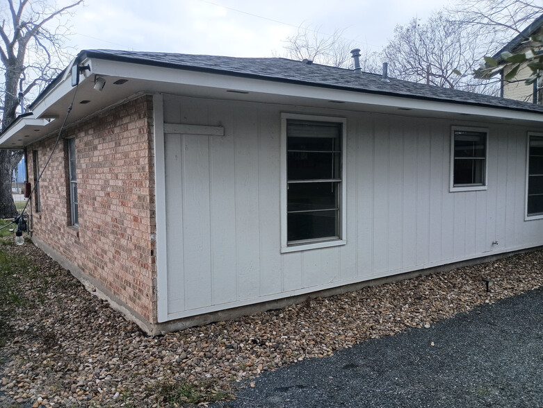 Building Photo - Room in House on N PanAm Expy