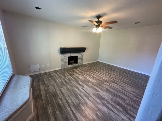 Building Photo - 2 Bed, 2.5 Bath Condo in Reno