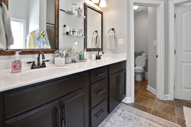 Building Photo - Pet Friendly Four Bedroom!