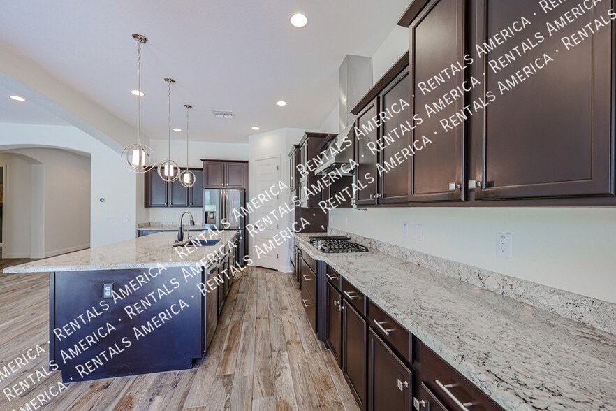 Building Photo - 4121 E Yellowstone Pl
