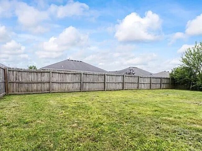 Building Photo - 1909 SW Elington St