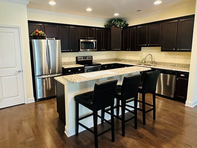 Building Photo - Sun-Drenched Corner Lot Condo – 2 Bedrooms + Office Near Middlebrook Pike