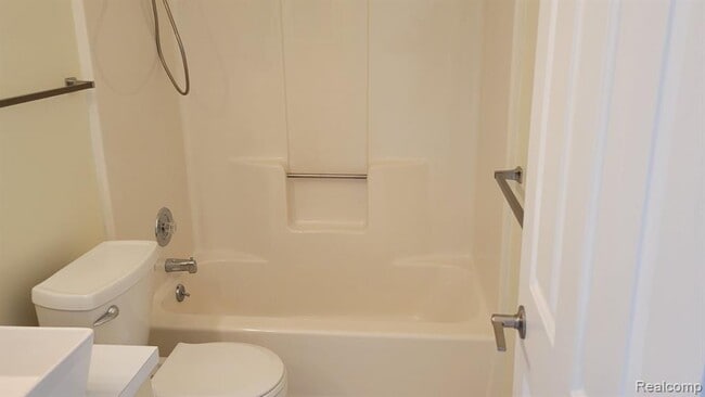 Building Photo - 2445 Riverside Dr